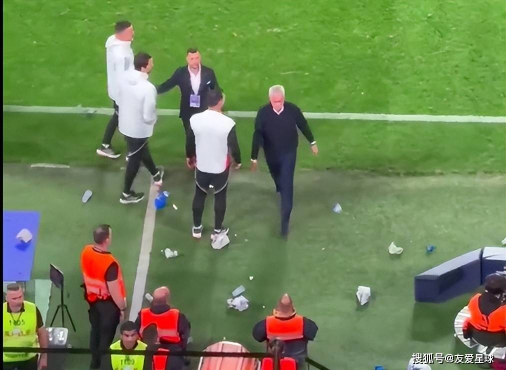 终结旧主9连胜！62岁穆帅遭巨龙球场5万人狂嘘+扔杂物：伟大的0-0