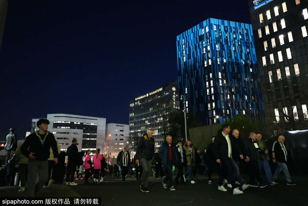 曼联重建挑战重重：急需提升阵容深度以争夺欧冠席位