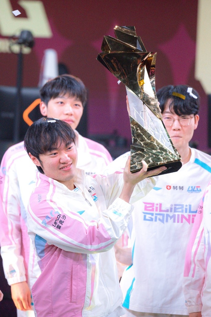 LPL:BLG亮出名为“信念”的剑,向世界宣告LPL正重回先锋