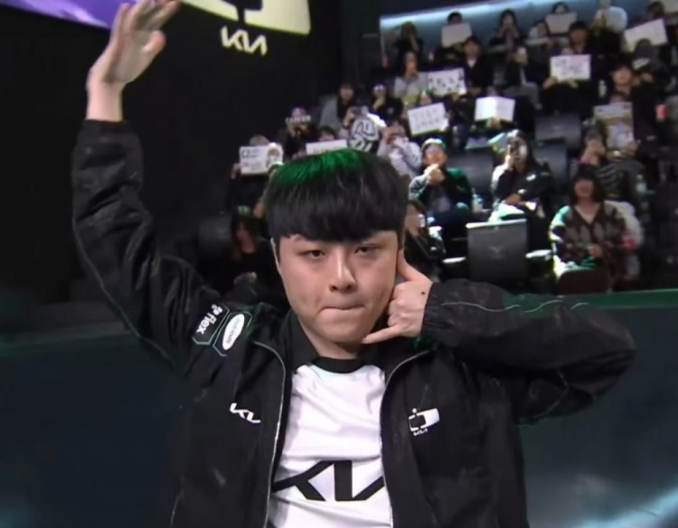 跨界联动！热刺队哈维西蒙斯分享ShowMaker模仿他的庆祝动作